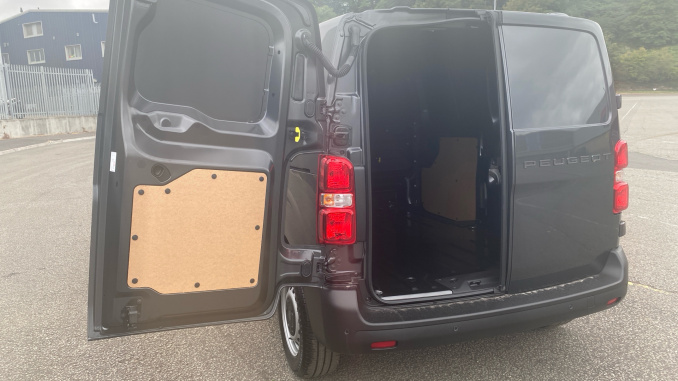 Peugeot Expert M Diesel 2.2 BlueHDi 150 Professional Van - Image 29